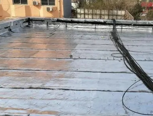 吉利卫生间漏水维修公司分享下吉利屋面楼顶防水刚性防水层施工要点。